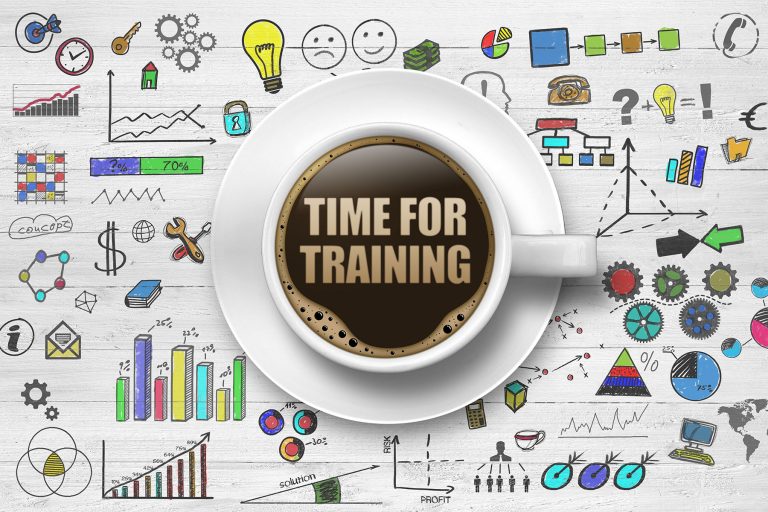 training dargestellt mit kaffee-tasse und business-skizzen-board im hintergrund