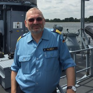 michael beck in offizier-hemd auf marine-schiff