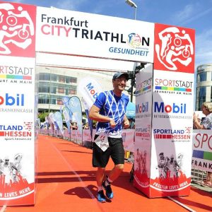 unternehmer christoph meister im ziel beim frankfurt city-triathlon_1200x1200px