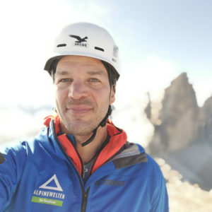Unternehmercoach Jens Schenk als Bergführer auf dem Gipfel