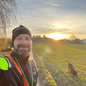 Unternehmercoach Oliver Heer geht mit seinem Hund spazieren
