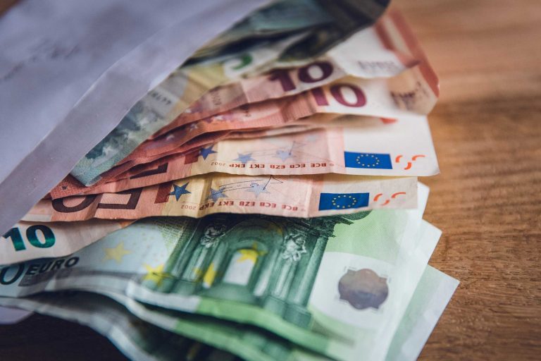 euro geldscheine ragen aus weißem briefumschlag