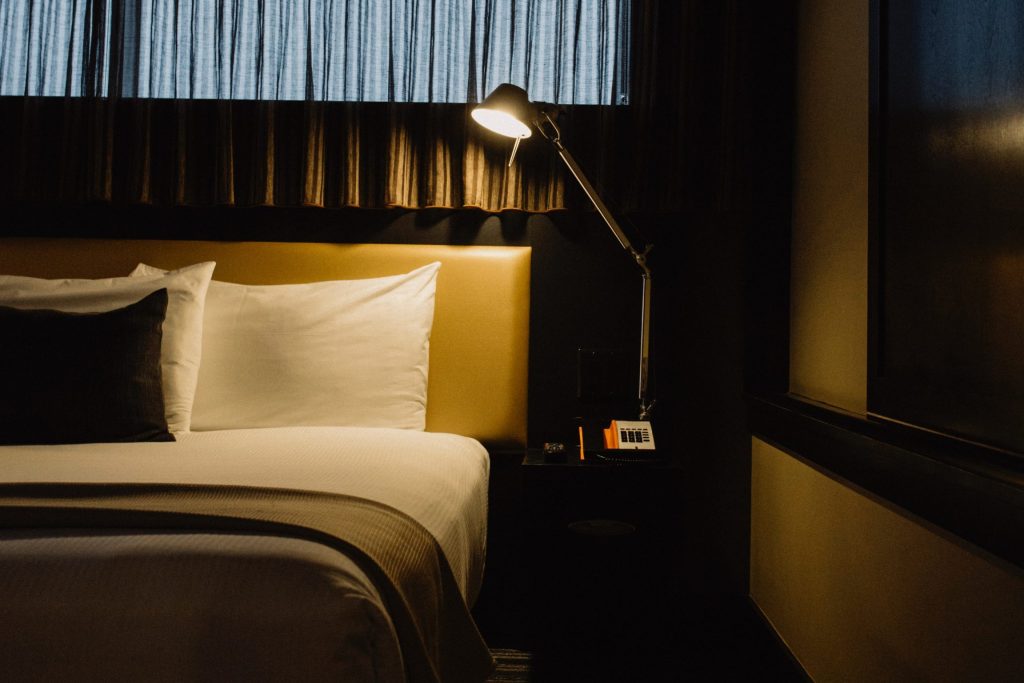 hotelzimmer in heinsberg mit bett und nachttischlampe