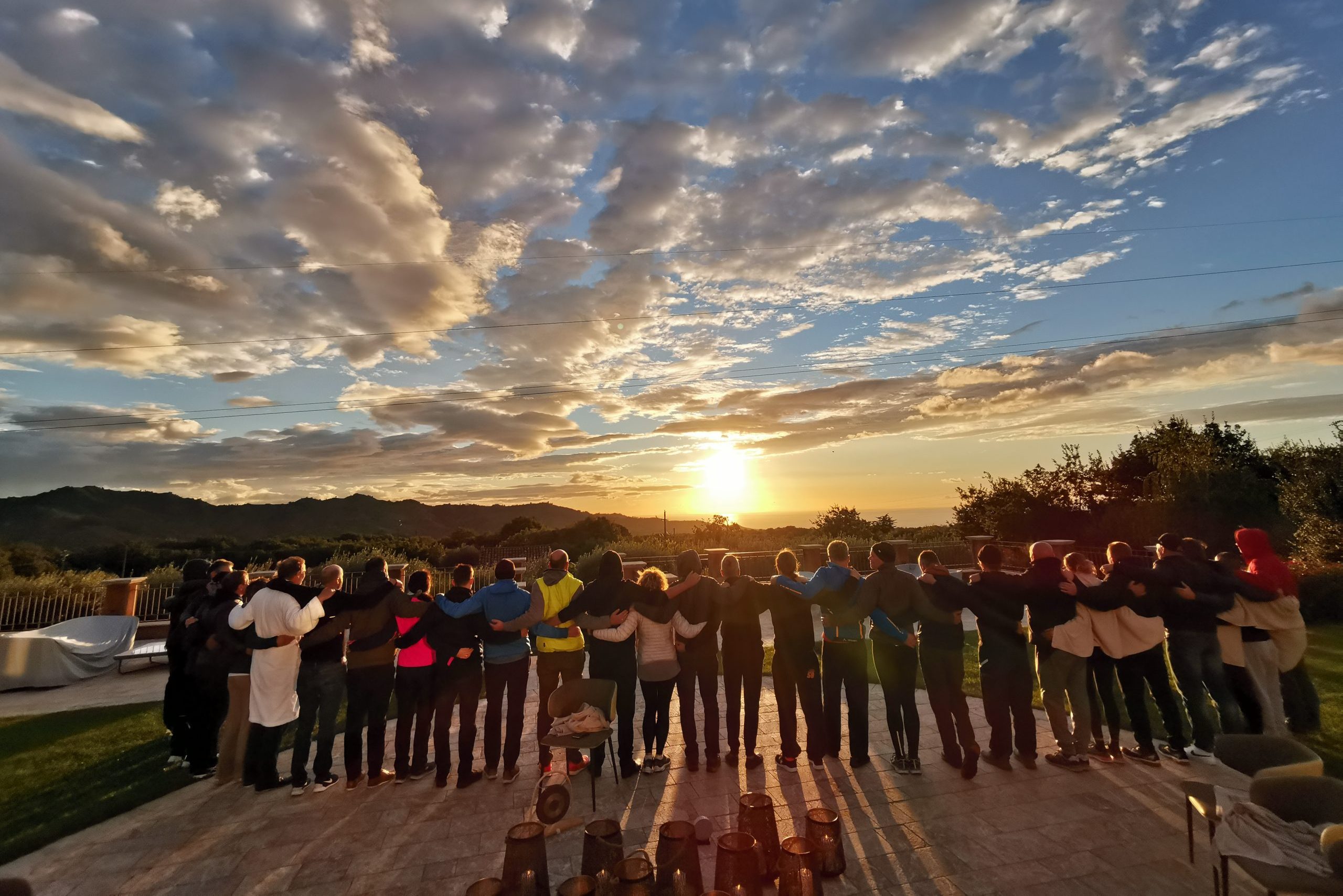 unternehmer-gruppe beim schwarzgurt-camp 2021 auf sizilien beim sonnenaufgang