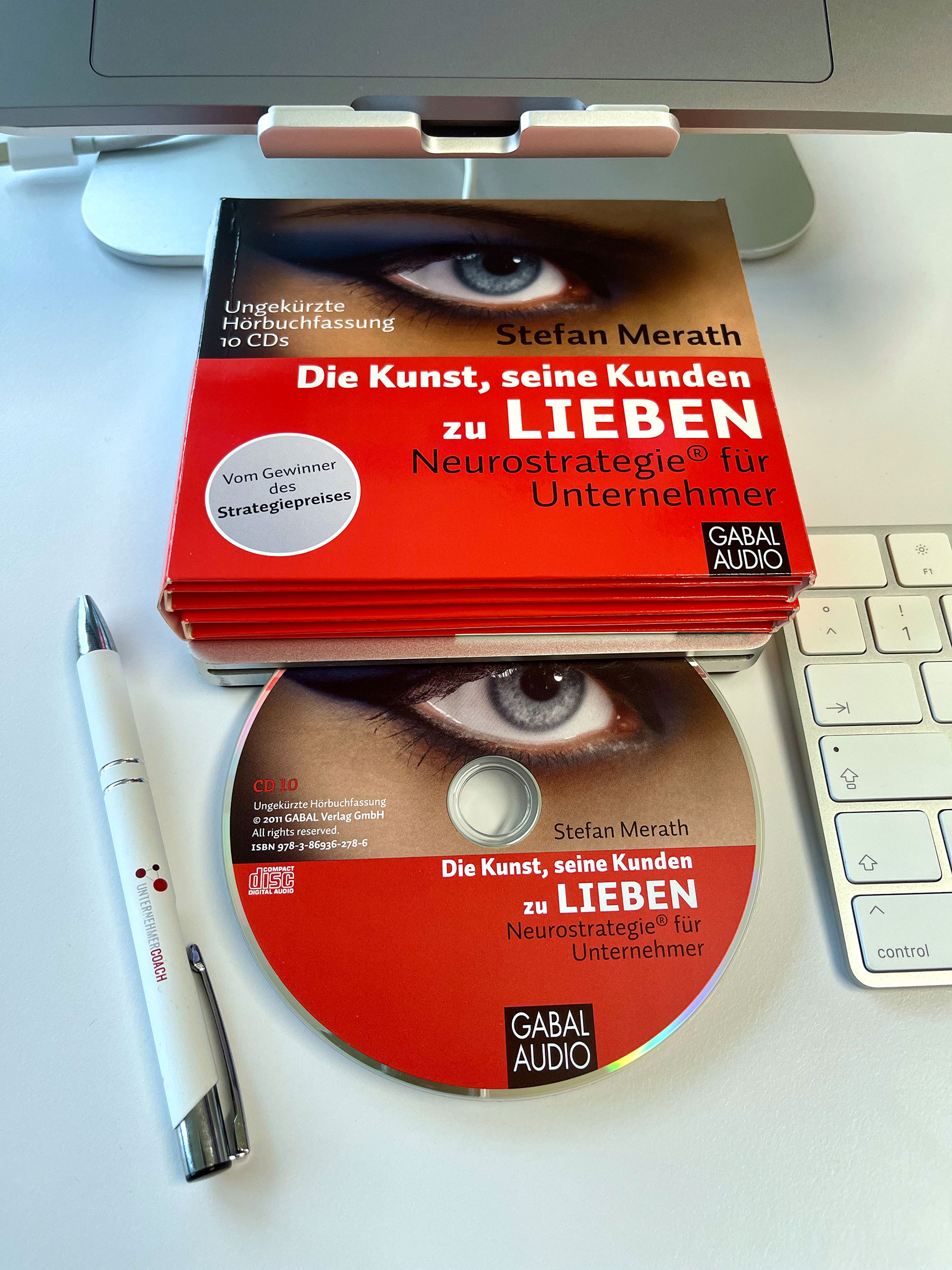 hoerbuch audio-cd die kunst seine kunden zu lieben auf schreibtisch mit kugelschreiber