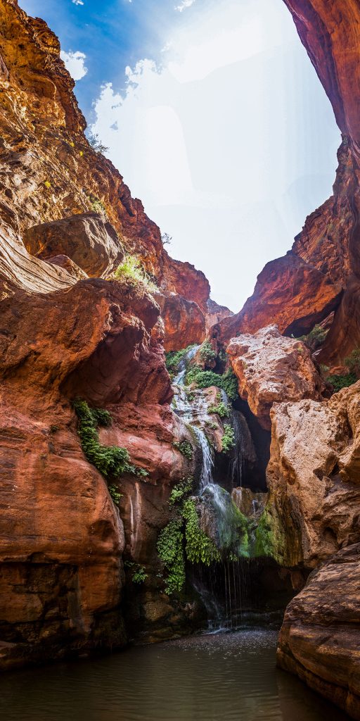 landschaftsbild vom grand canyon mit kleinen wasserfaellen
