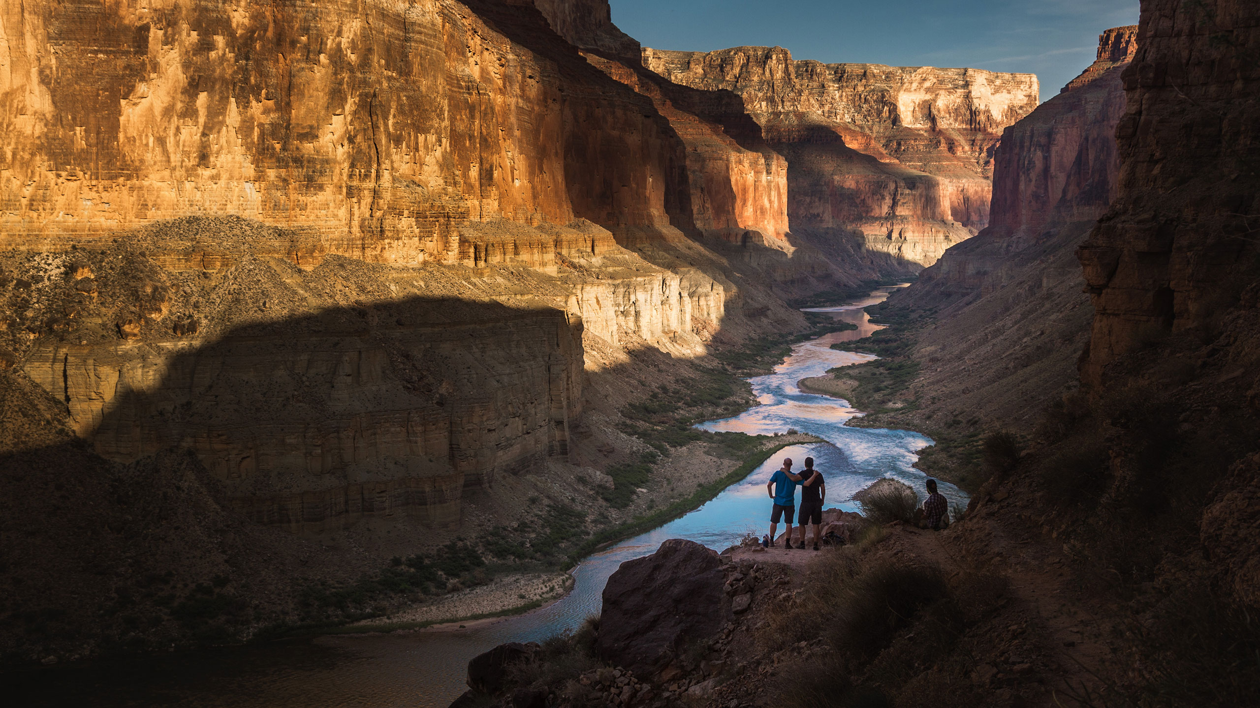 wanderer genießen ausblick auf grand canyon schlucht mit colorado river_2560x1440px