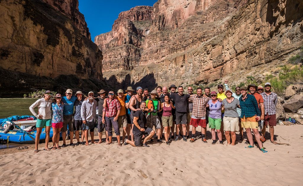 gruppenfoto der seminar-gruppe beim rafting im grand canyon_1560x960px