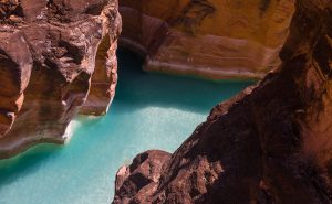 landschafts-bild grand canyon schlucht mit blauem wasser