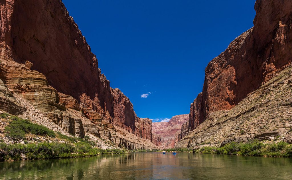 landschaftsbild colorado river im grand canyon mit rafting-booten_1560x960px