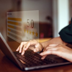 laptop mit eingeblendeter fuenf-sterne-kunden-bewertung