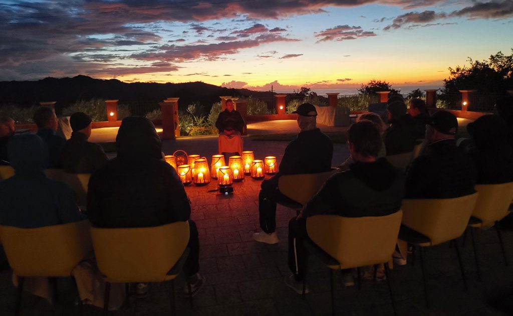 meditation beim schwarzgurt-camp bei sonnenuntergang mit lampen