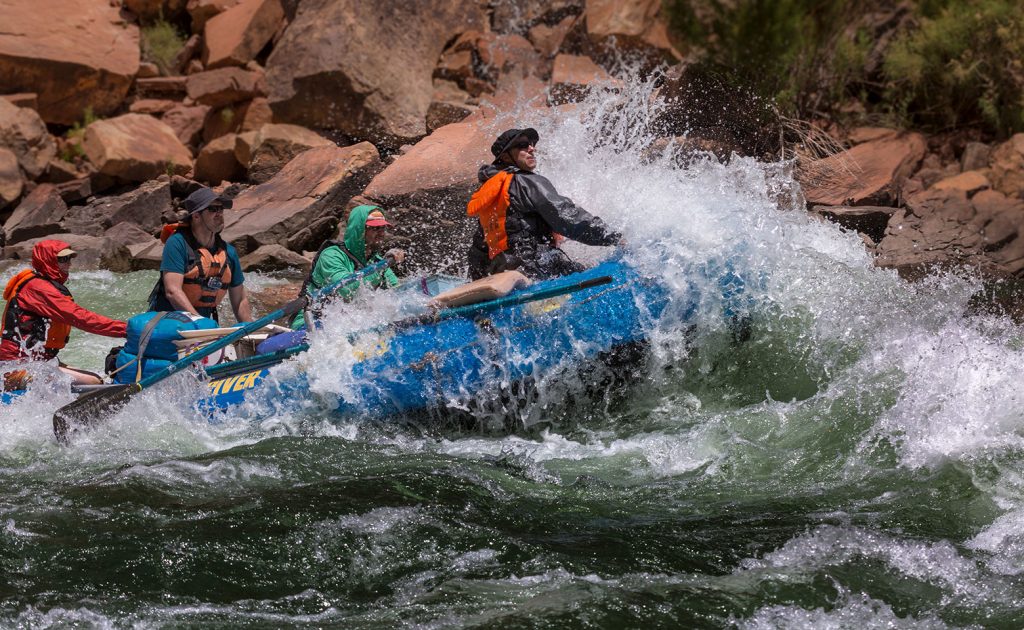 rafting-boot im colorado river mit starken wellen_1560x960px