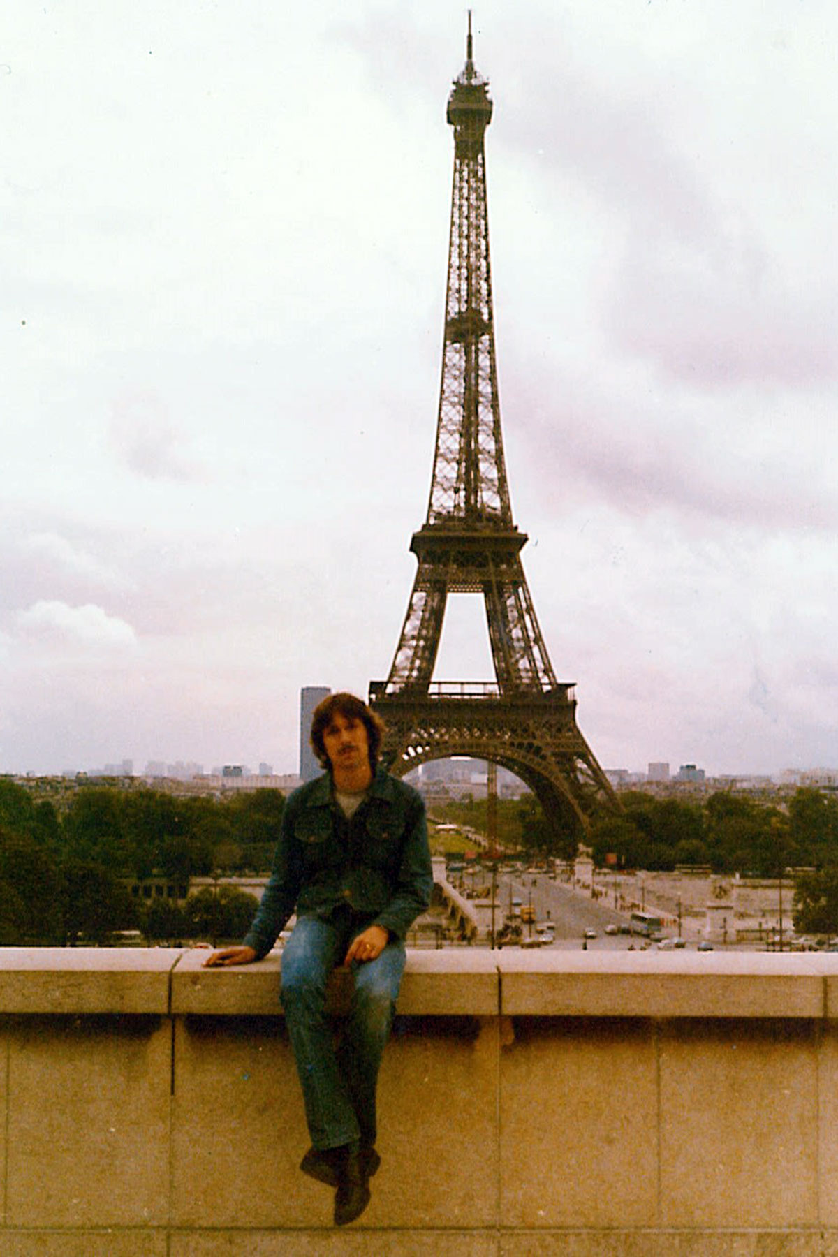stefan merath in paris im jahr 1981 mit eiffelturm im hintergrund