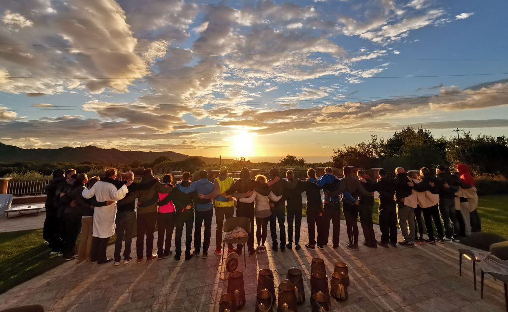 unternehmer-gruppe beim schwarzgurt-camp 2021 auf sizilien beim sonnenaufgang_1560x960px