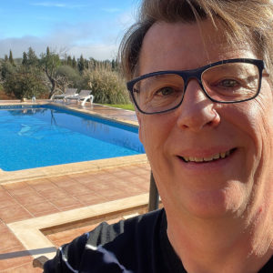 Unternehmercoach Stefan Thomm an seinem Pool auf Mallorca