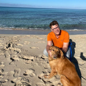 Unternehmercoach Stefan Thomm beim Strandspaziergang mit seinem Hund