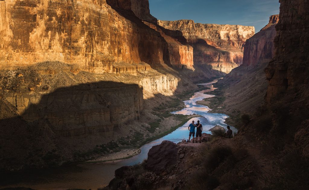 wanderer genießen ausblick auf grand canyon schlucht mit colorado river_1560x960px