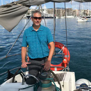 Unternehmercoach Jens Schliessmeyer auf seinem Segelboot