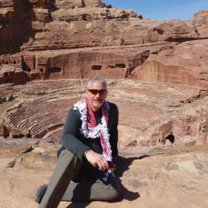 Unternehmercoach Jens Schliessmeyer sitzt an einem Bergmassiv