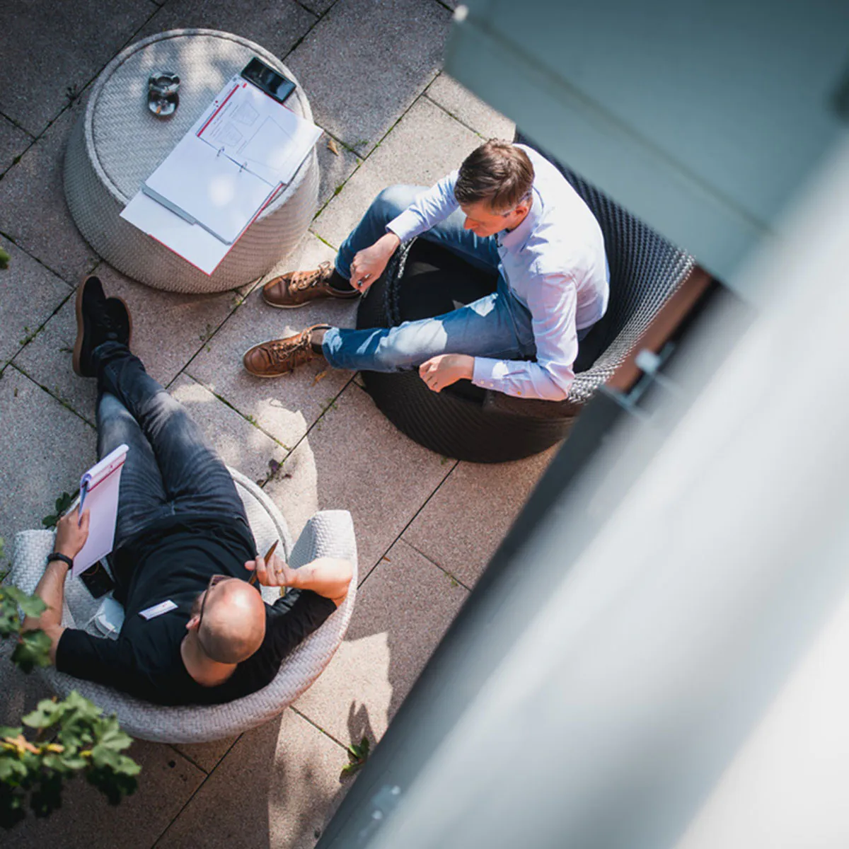zwei unternehmer auf terrasse beim brainstorming fuer seminar-aufgaben_1200x1200px