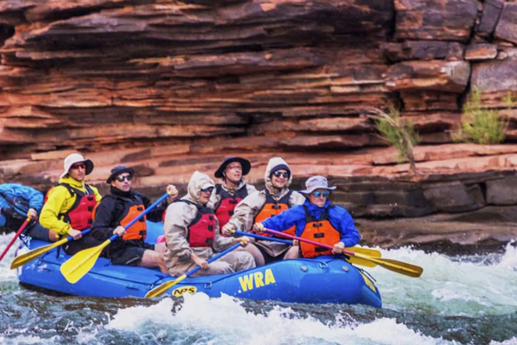 gruppe im rafting-boot auf dem colorado river im grand canyon_1797x1200px