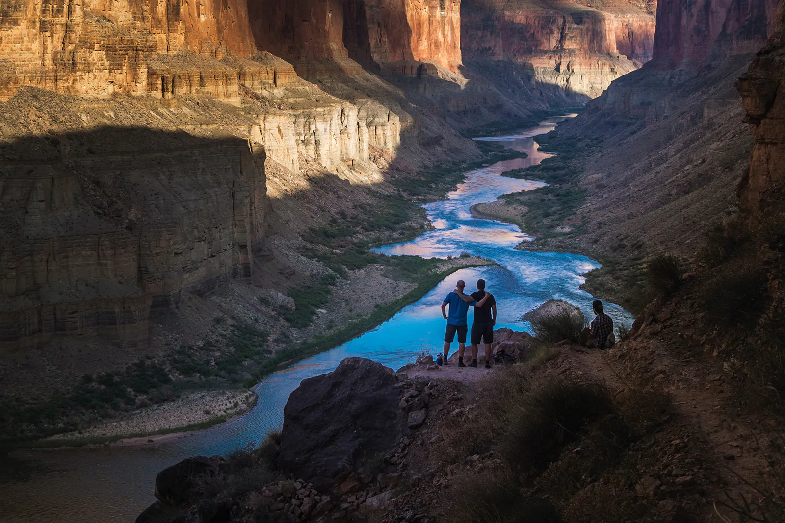 wanderer genießen ausblick auf grand canyon schlucht mit colorado river_1600x1067px