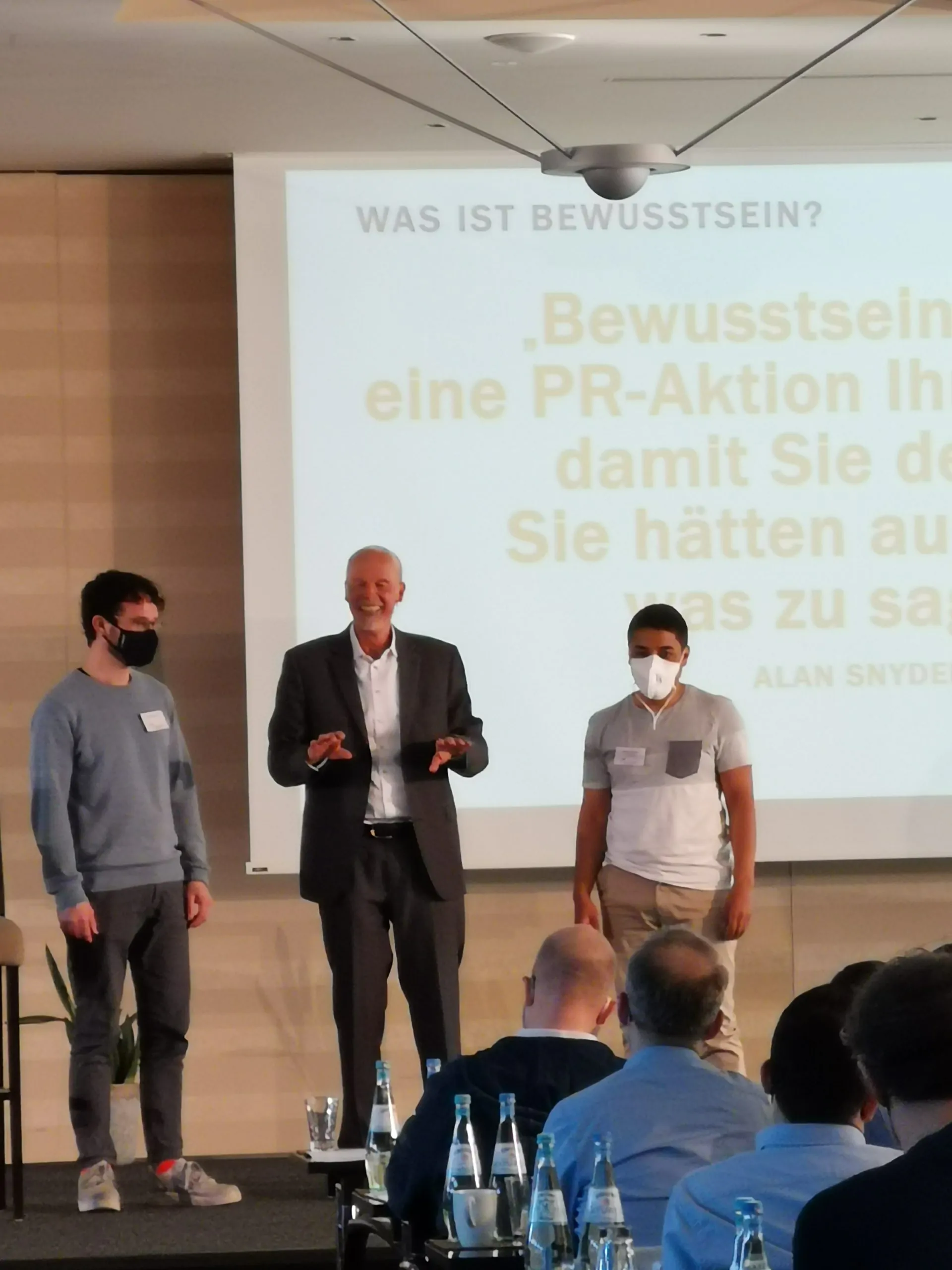 dr. hans-georg haeusel mit seminar-teilnehmern beim selbstfuehrungs-special 2022