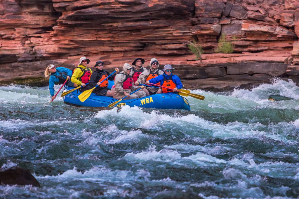 gruppe im rafting-boot auf dem colorado river im grand canyon_1800x1200px