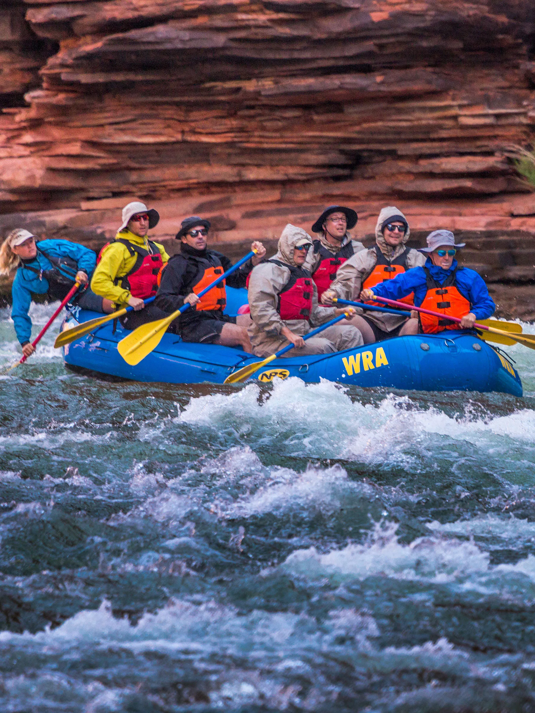 gruppe im rafting-boot auf dem colorado river im grand canyon_1800x2400px