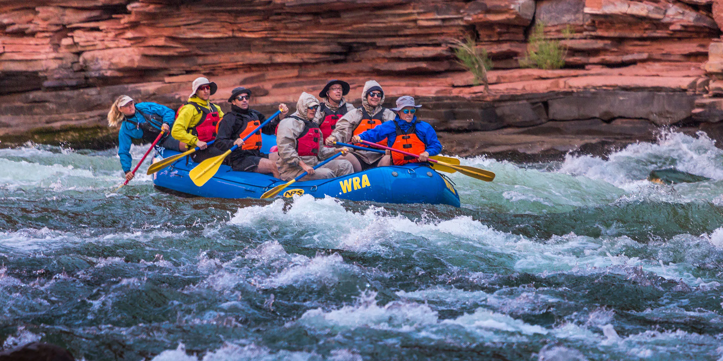 gruppe im rafting-boot auf dem colorado river im grand canyon_2400x1200px