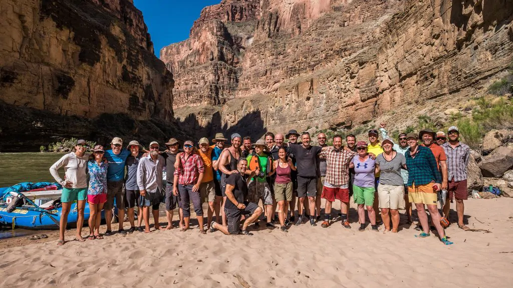 gruppenfoto der seminar-gruppe beim rafting im grand canyon_2560x1440px