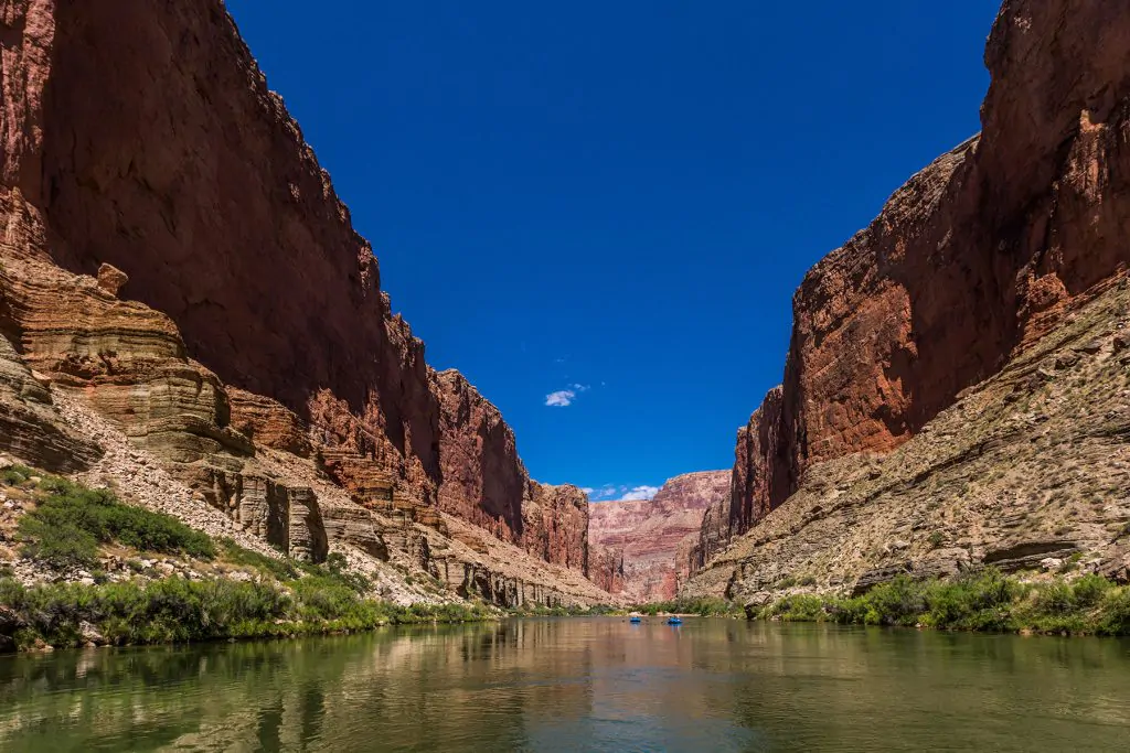 landschaftsbild colorado river im grand canyon mit rafting-booten_1800x1200px
