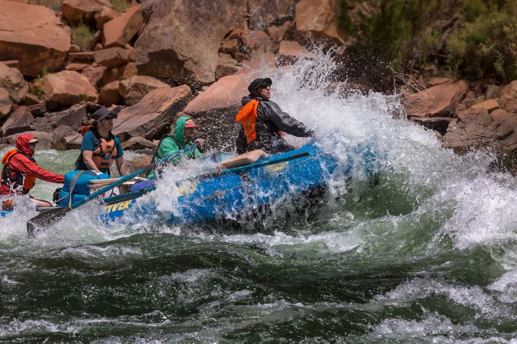 rafting-boot im colorado river mit starken wellen_1800x1200px
