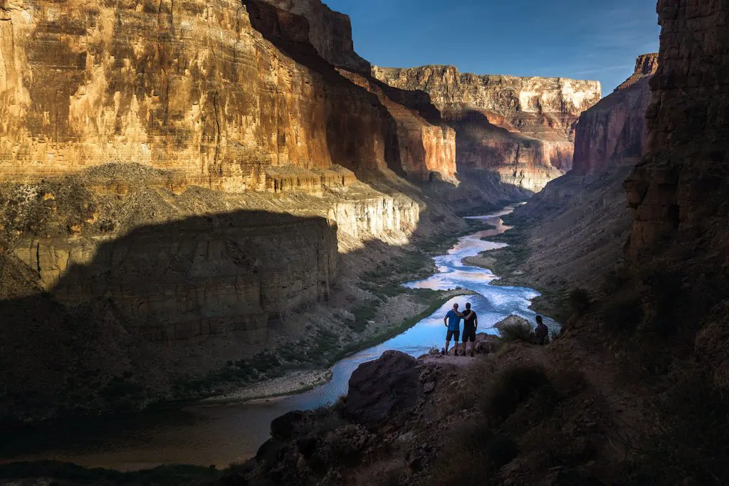 wanderer genießen ausblick auf grand canyon schlucht mit colorado river_1800x1200px
